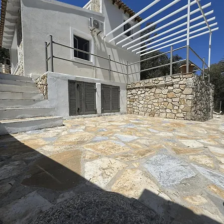 בית נופש Mitsialis Lákka